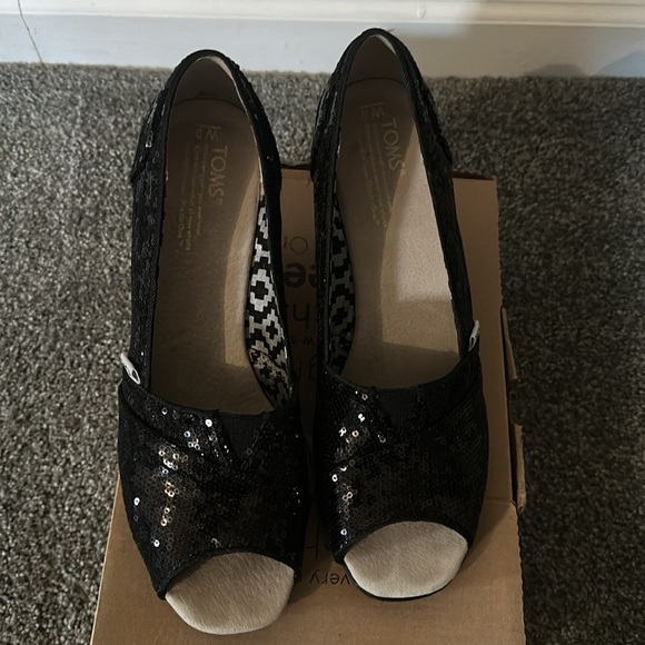 Tom’s black sequins wedges! Size 9 - Picture 2 of 5